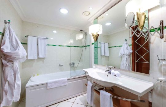How to Choose Bathroom Lighting2